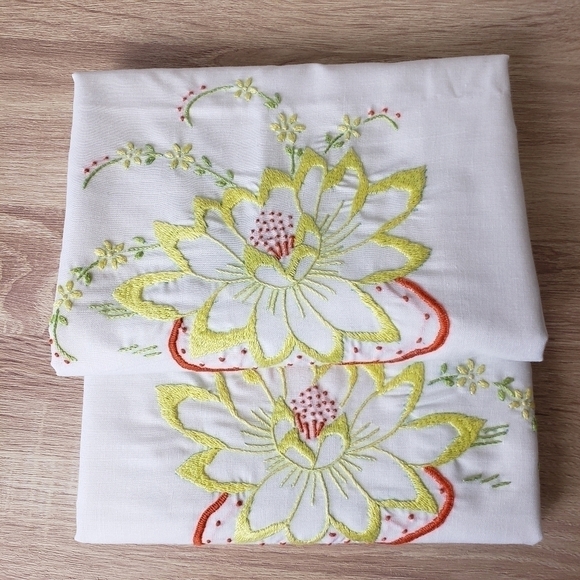 𝅺Pair Vintage Wabasso Embroidered Pillowcases - Picture 4 of 13